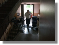 Trots barnvagnar i trappuppgången kommer ambulanspersonalen förbi med båren - tom!